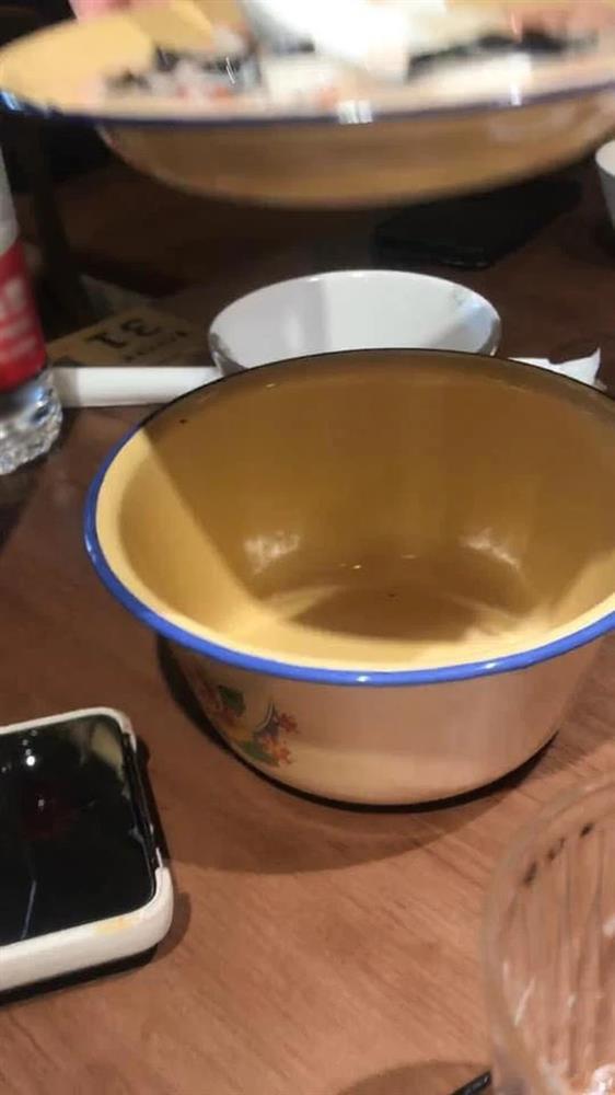 Nhờ sự dứt khoát, cô nàng phát hiện cách nhà hàng lừa khách lâu nay!-3