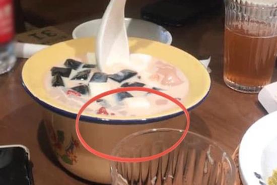 Nhờ sự dứt khoát, cô nàng phát hiện cách nhà hàng lừa khách lâu nay!