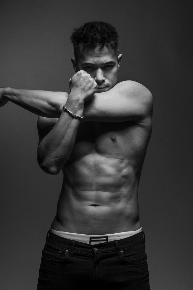 Vừa xé bảng tên Kim Jong Kook, Trương Thế Vinh khoe body siêu cấp-1