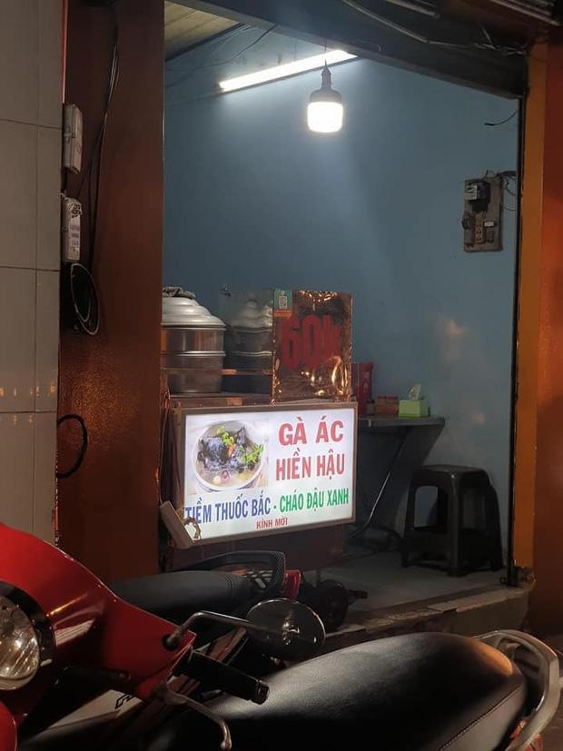 Tiệm bán gà ác ghi thêm 2 chữ lên biển hiệu, ai đi qua cũng té xỉu-1