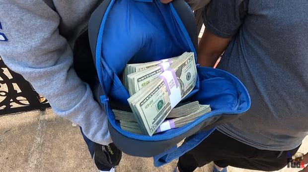 Johnny Đặng lái Rolls-Royce, đem vệ sĩ hộ tống Khoa Pug đi ăn-4