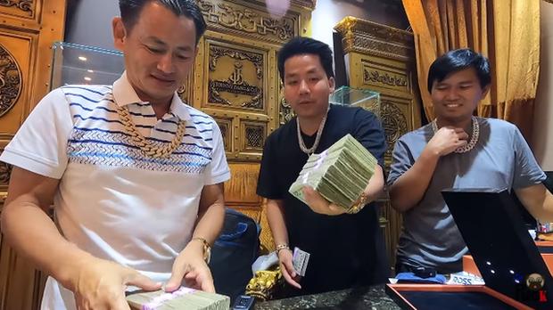 Johnny Đặng lái Rolls-Royce, đem vệ sĩ hộ tống Khoa Pug đi ăn-5