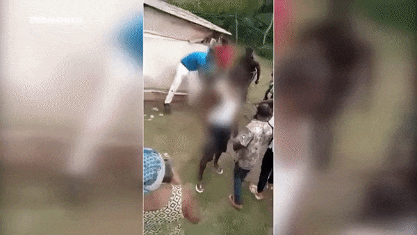 Cô gái bị chục gã trai lột đồ làm nhục, hành hung dã man 2 tiếng-2