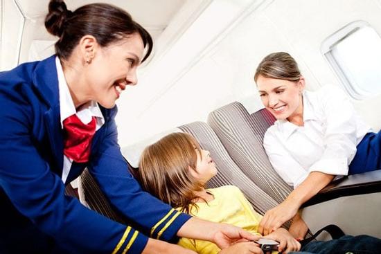 Tại sao không nên mặc quần đùi khi đi máy bay?