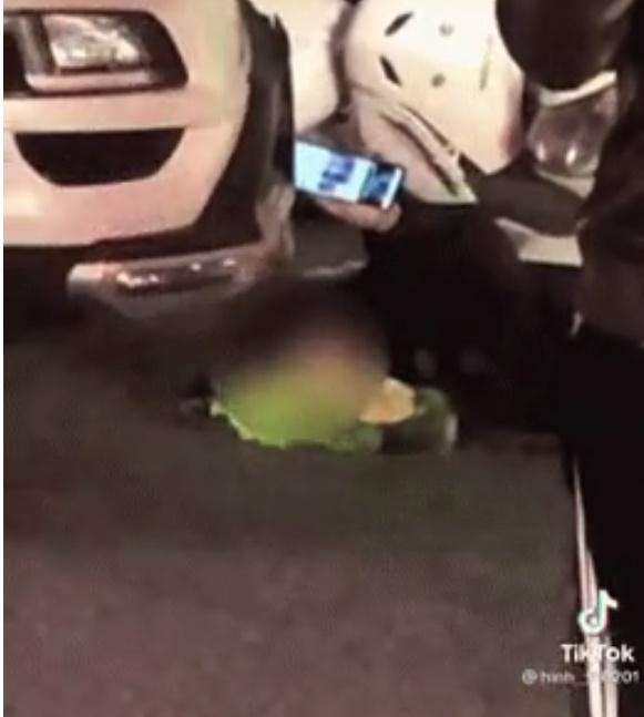 Clip: Cô gái thảnh thơi nằm lướt Tiktok giữa đường sau khi tai nạn-1