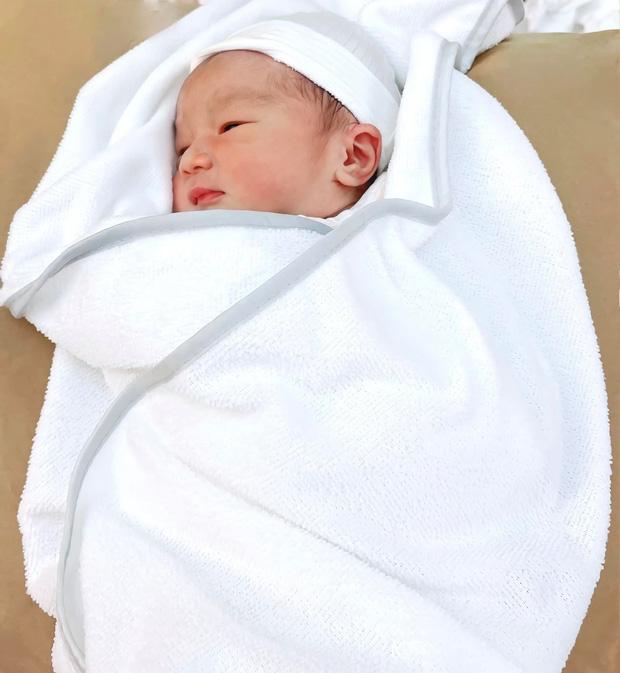 Bảo Thy xả kho ảnh mang bầu, gây choáng khi diện giày cao gót-4