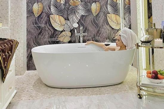 Hương Giang 'chill' trong bồn tắm, gây sốt khi lộ góc biệt thự triệu đô