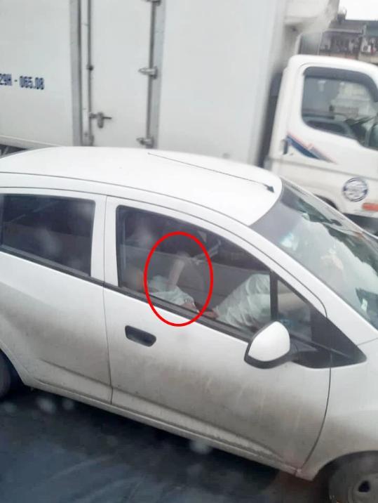 Tài xế ô tô gây tranh cãi khi luồn vào áo người phụ nữ ngồi cạnh-1