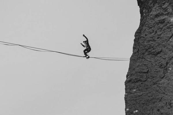 Viên đá ở ngôi làng có thể lớn dần lên và di chuyển được-7