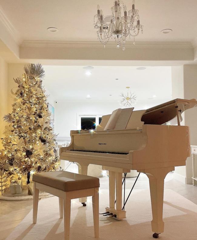 Từ đàn piano đến cây thông Noel được Phạm Hương lựa chọn màu sắc ton-sur-ton ngôi nhà.