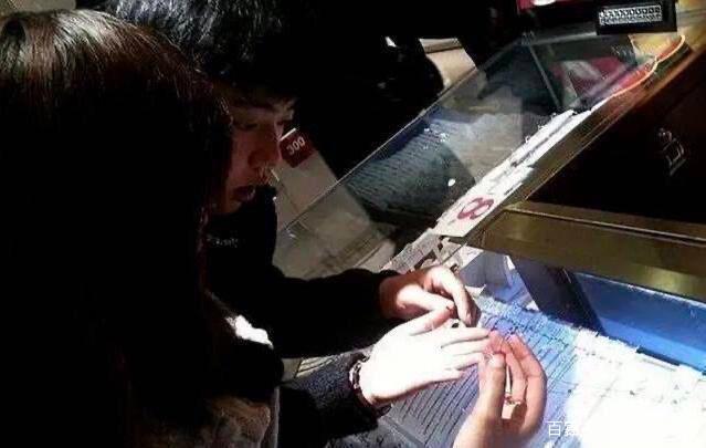 Hết bị đồn có vợ con, Tiêu Chiến lại lộ bạn gái thời đại học?-2