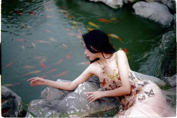 Đỏ mặt cặp đôi ôm hôn, sờ soạng vùng nhạy cảm ở quán cà phê-9