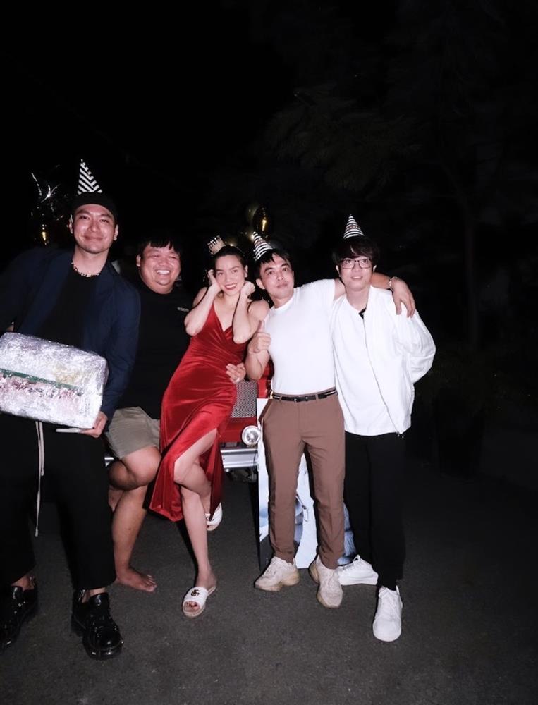 Hồ Ngọc Hà đón sinh nhật úp trước cổng biệt thự triệu đô-9