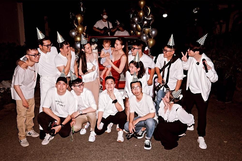 Hồ Ngọc Hà đón sinh nhật úp trước cổng biệt thự triệu đô-15