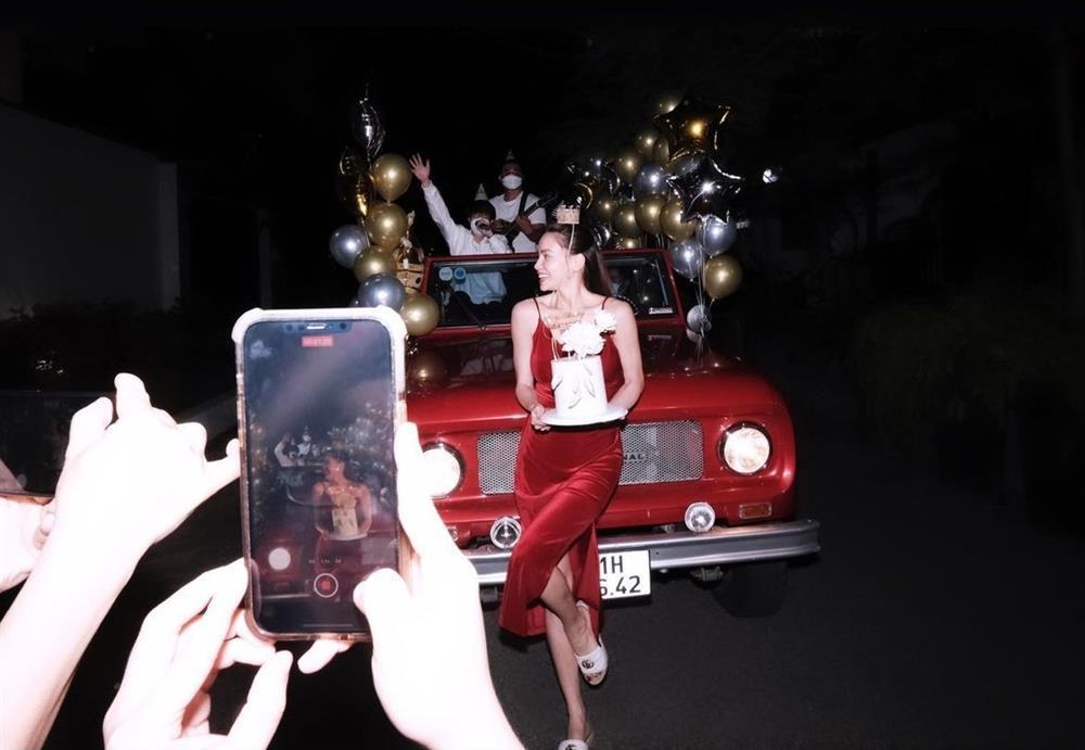 Hồ Ngọc Hà đón sinh nhật úp trước cổng biệt thự triệu đô-7