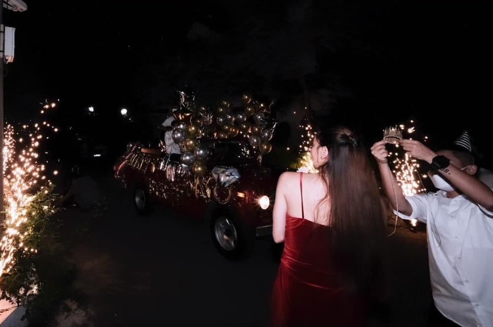 Hồ Ngọc Hà đón sinh nhật úp trước cổng biệt thự triệu đô-3