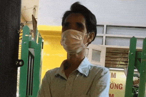 Nghẹn lòng ông bố thất nghiệp run rẩy xin cơm vì 3 cha con đói quá-1