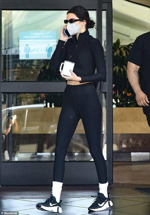 Lỗi tại chiếc quần mất nết của Kendall Jenner hay do góc chụp?-2