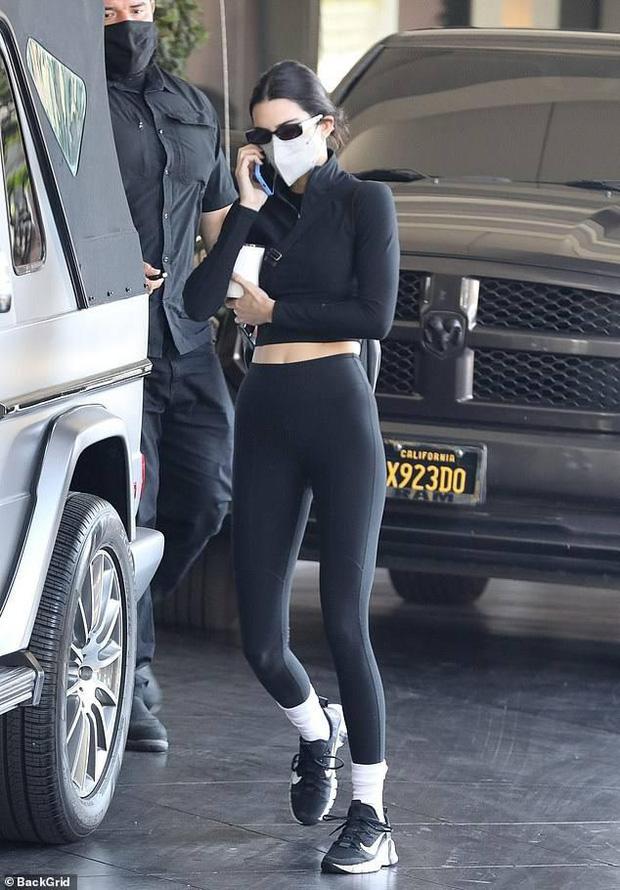 Lỗi tại chiếc quần mất nết của Kendall Jenner hay do góc chụp?-3