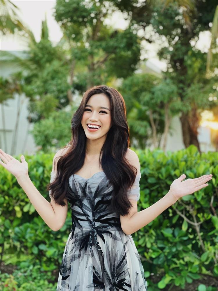 Khoảnh khắc Đỗ Thị Hà lộ miếng dán ngực đằng sau vẻ lộng lẫy ở Miss World-2