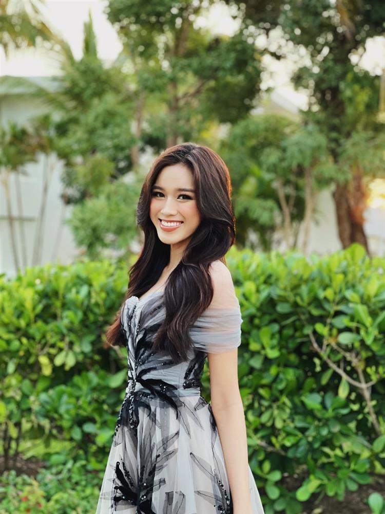 Khoảnh khắc Đỗ Thị Hà lộ miếng dán ngực đằng sau vẻ lộng lẫy ở Miss World-3