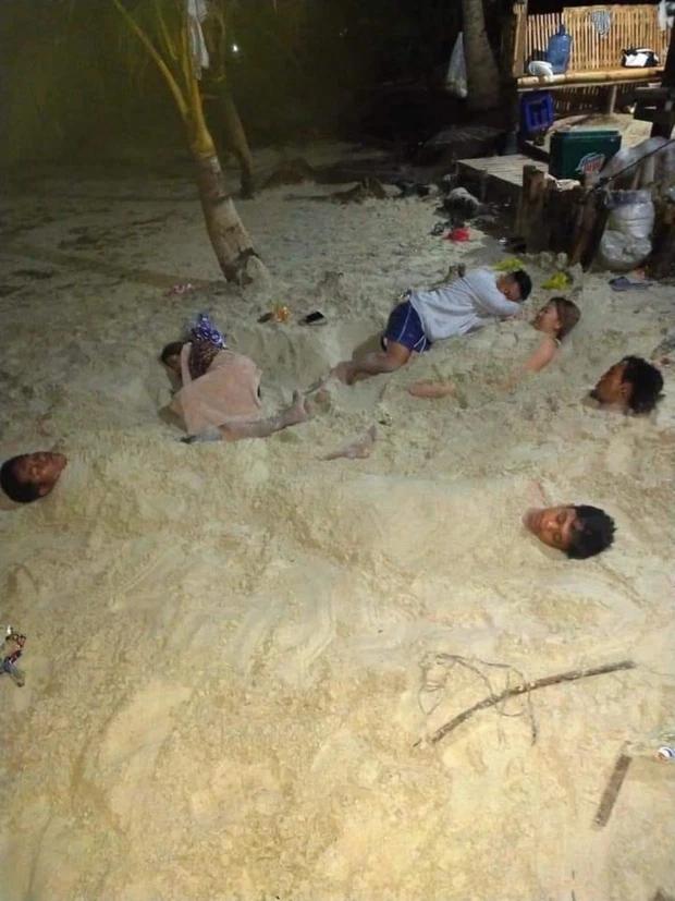 Người bị vùi la liệt dưới cát trên biển, sự thật sau đó mới ngã ngửa-3