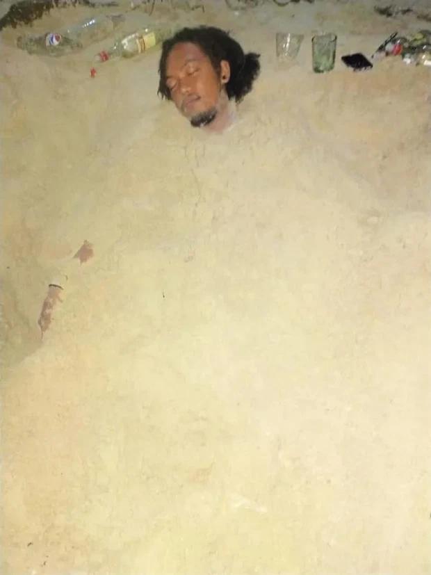 Người bị vùi la liệt dưới cát trên biển, sự thật sau đó mới ngã ngửa-5