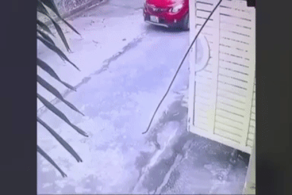 Clip: Đâm bay bé gái lên vỉa hè, tài xế thản nhiên tăng ga bỏ đi