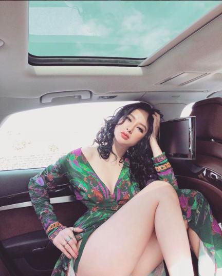 Lệ Quyên chiếu tướng vùng nhạy cảm trong xe sang-7