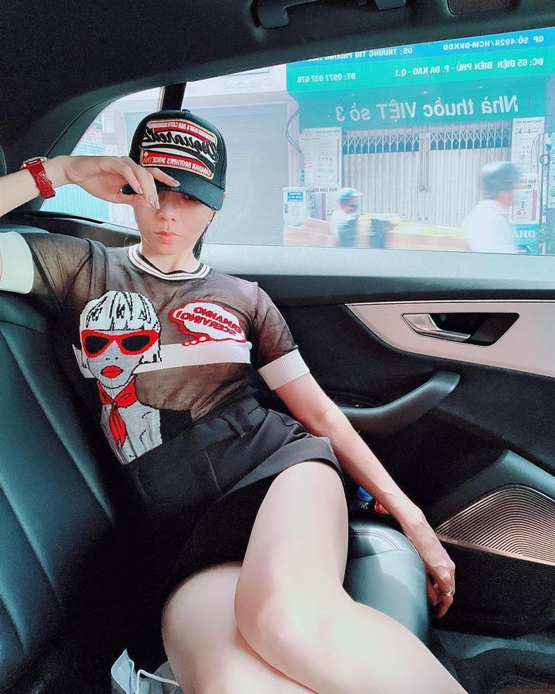 Lệ Quyên chiếu tướng vùng nhạy cảm trong xe sang-1