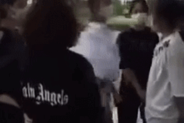 Xôn xao nữ sinh bị các chị đại túm tóc tạt tai tát tới tấp-1