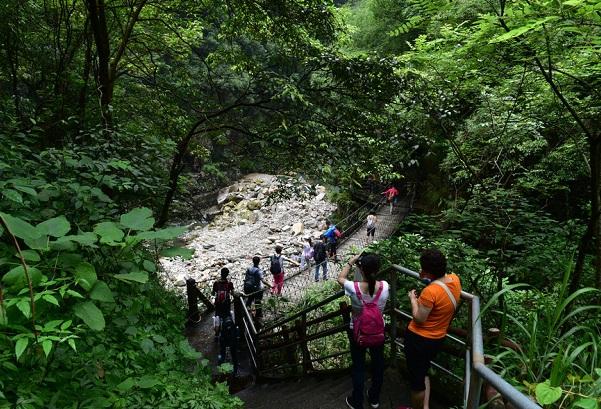 Ngọn núi có bậc thang cực dốc ở Trung Quốc, thách thức mọi du khách-2