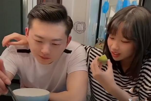 Nữ sinh cấp 2 được bố đến trường đón nhưng bị nhầm là bạn trai-3