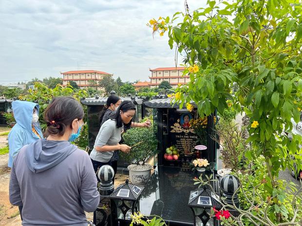 Trịnh Kim Chi làm lễ cho mẹ giữa lúc bị réo vào ồn ào Thương Tín-2