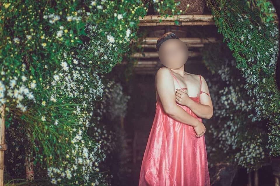 Cô gái lột đồ giữa vườn cúc họa mi và 1001 kiểu mặc phản cảm-3