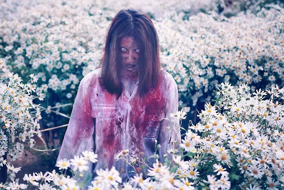 Cô gái lột đồ giữa vườn cúc họa mi và 1001 kiểu mặc phản cảm-6