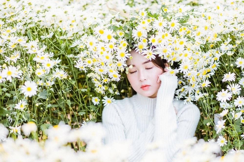 Cô gái lột đồ giữa vườn cúc họa mi và 1001 kiểu mặc phản cảm-7