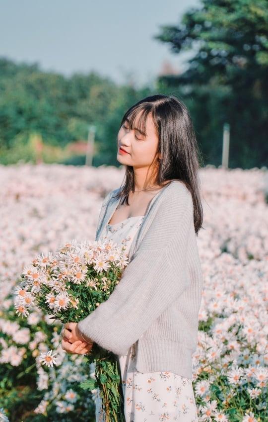 Cô gái lột đồ giữa vườn cúc họa mi và 1001 kiểu mặc phản cảm-8