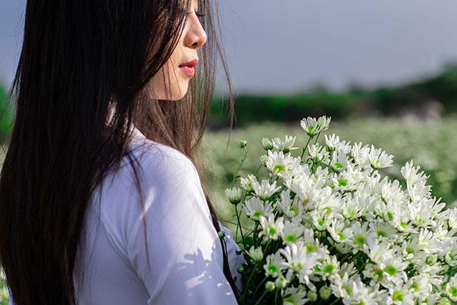 Cô gái lột đồ giữa vườn cúc họa mi và 1001 kiểu mặc phản cảm-10