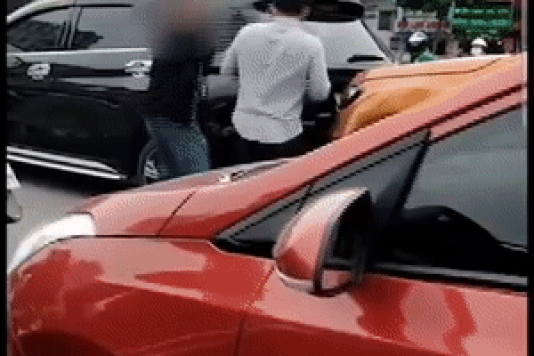 Bé trai đang chơi ở sân suýt bị bánh xe ô tô cán trúng trong gang tấc-1