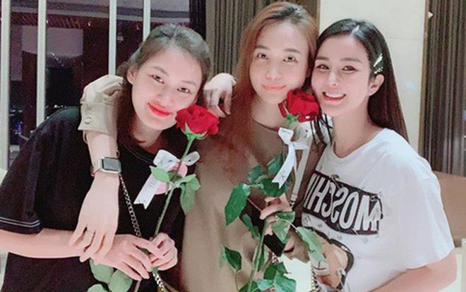 Cường Đô La chiếm spotlight giữa hội bạn chân dài của vợ-11