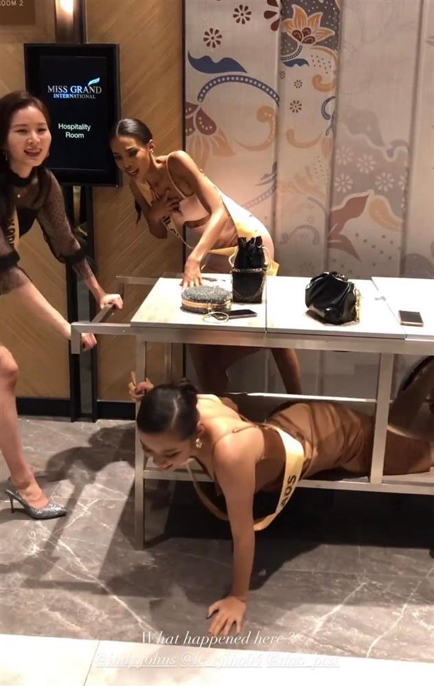 Sốc với cảnh hoa hậu lết gầm bàn tại Miss Grand 2021-1