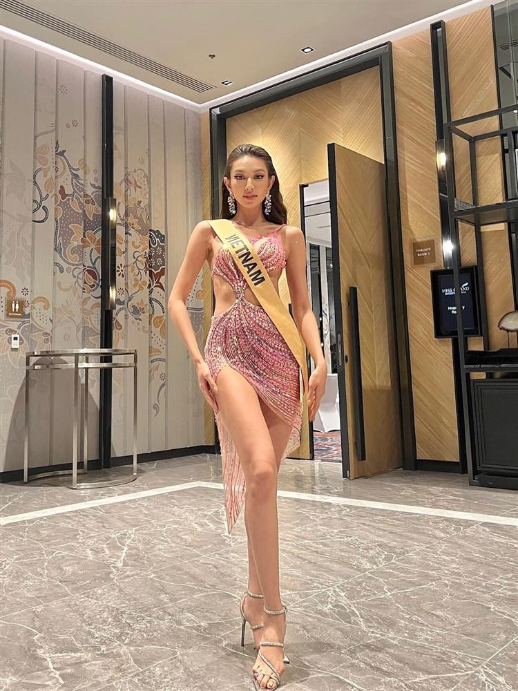 Sốc với cảnh hoa hậu lết gầm bàn tại Miss Grand 2021-9