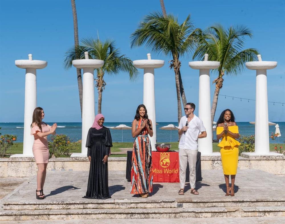 Danh tính mỹ nam lạc vào Miss World 2021 khiến chị em mê mệt-1