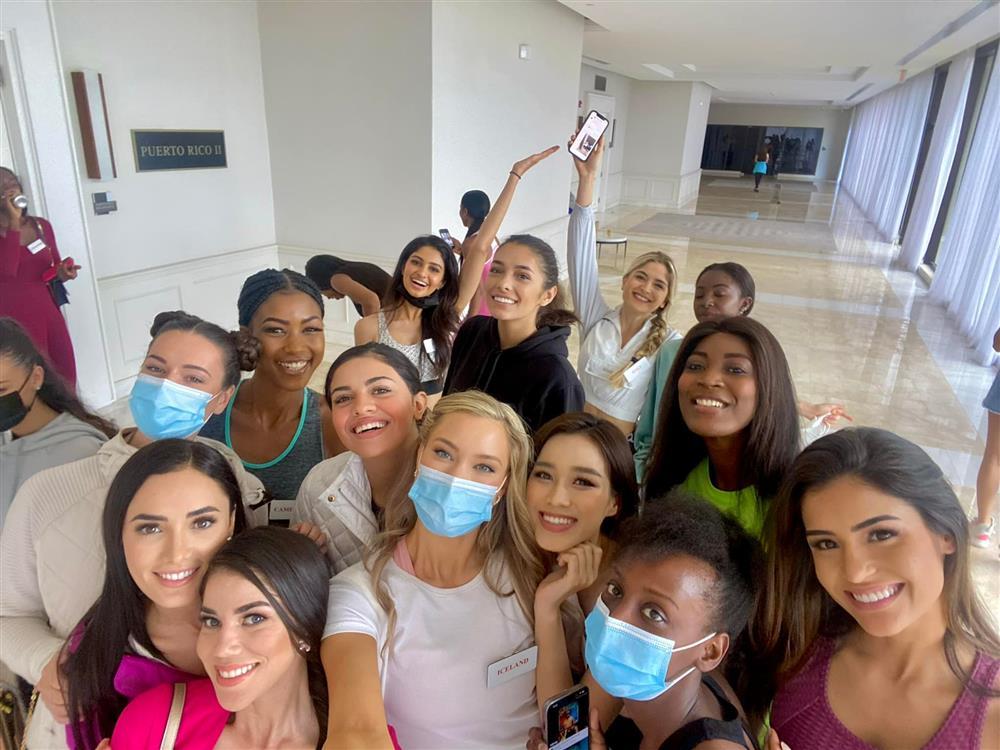 Danh tính mỹ nam lạc vào Miss World 2021 khiến chị em mê mệt-7