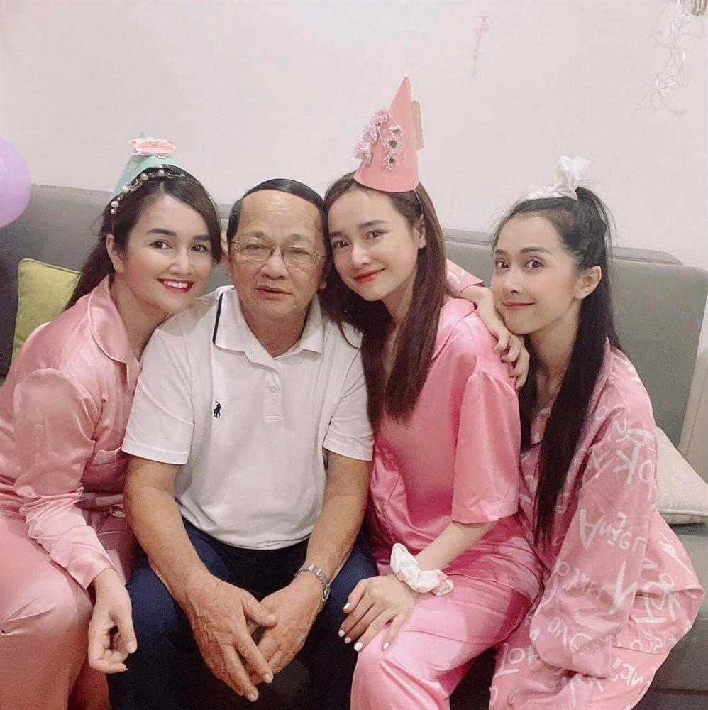 Hóa ra chị em Nhã Phương thừa hưởng hết nét đẹp từ anh bố-1