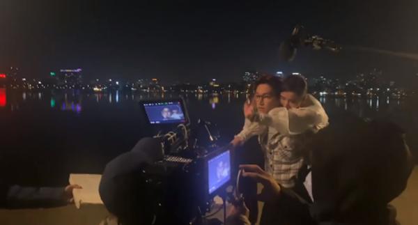 Lộ cảnh Đình Tú cõng Huyền Lizzie say khướt ở hậu trường Thương Ngày Nắng Về-1