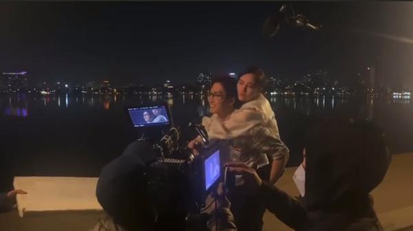 Lộ cảnh Đình Tú cõng Huyền Lizzie say khướt ở hậu trường Thương Ngày Nắng Về-2