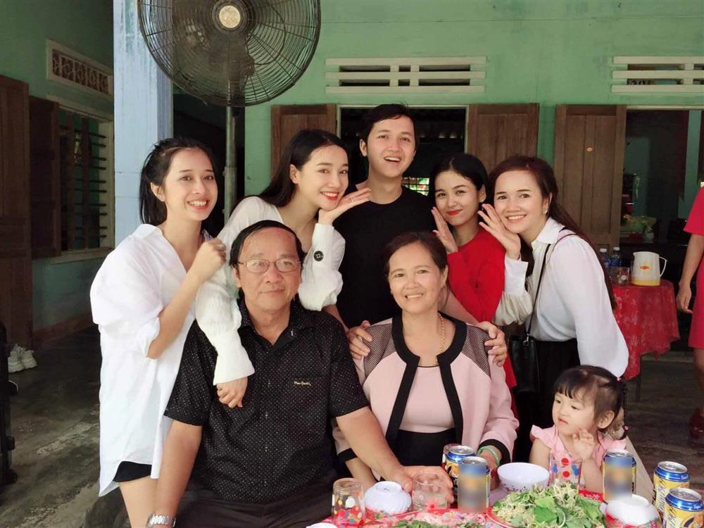 Hóa ra chị em Nhã Phương thừa hưởng hết nét đẹp từ anh bố-12