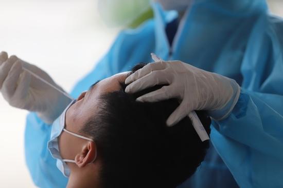 Nhân viên y tế dùng 1 tăm que lấy mẫu Covid-19 cho nhiều người